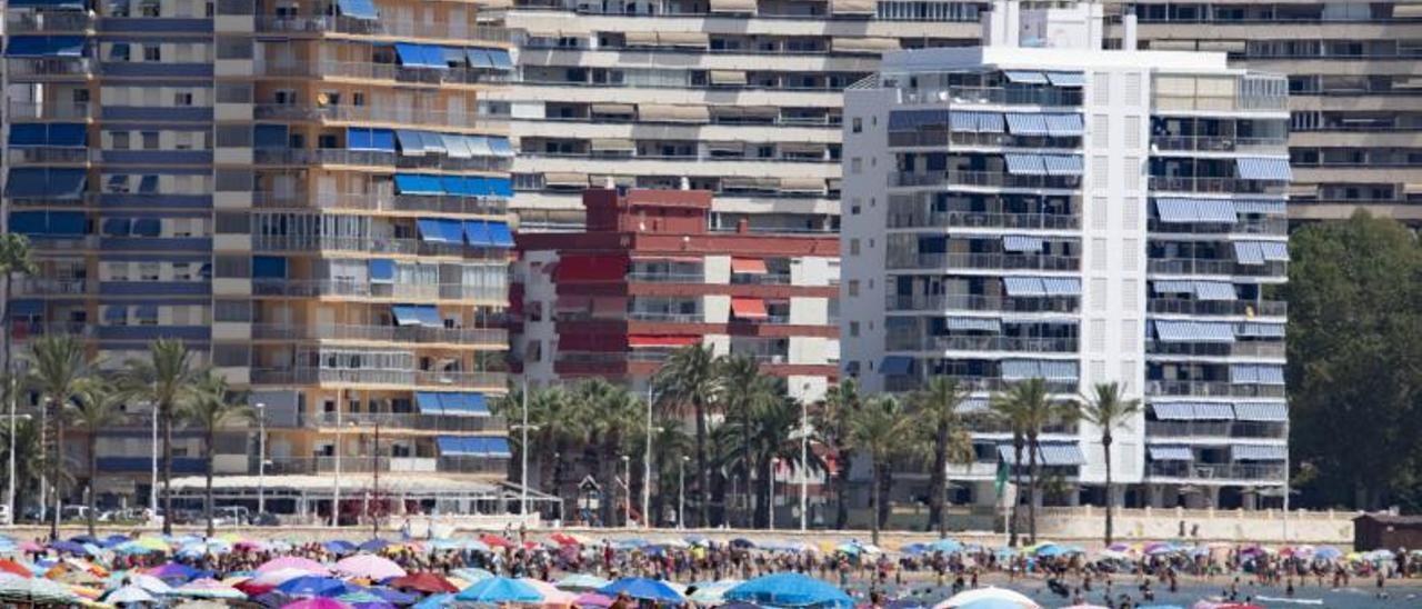 Playa de Cullera abarrotada, con bloques de apartamentos al fondo, en una imagen de esta semana. | PERALES IBORRA
