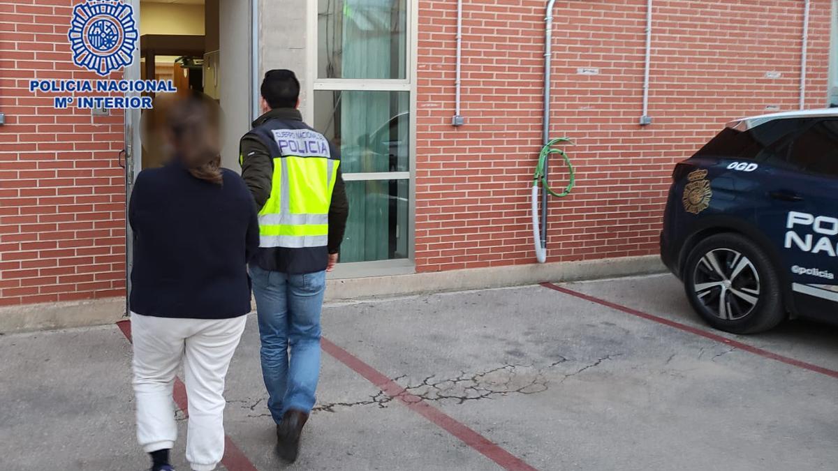 Imagen de la detenida, custodiada por la Policía Nacional