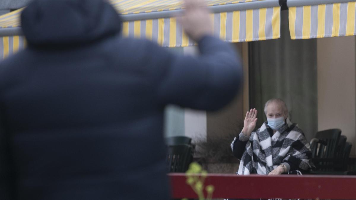 Perfecta y su hijo se saludan en la entrada de la residencia de Grado