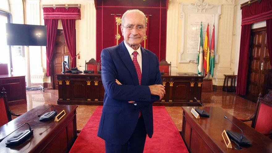 El alcalde Francisco de la Torre posa en el Salón de Plenos del Ayuntamiento de Málaga.