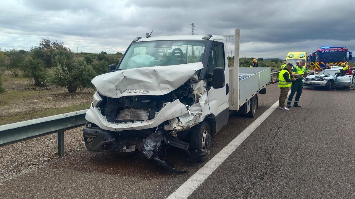 Camión implicado en el accidente mortal en la A-66 a la altura de Villafranca de los Barros (Badajoz).