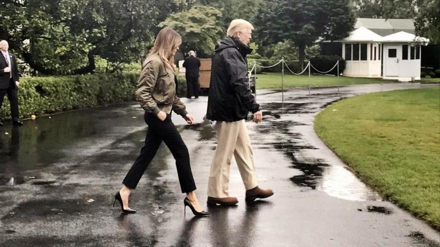 Melania Trump, criticada por ir a la zona afectada por Harvey con tacones