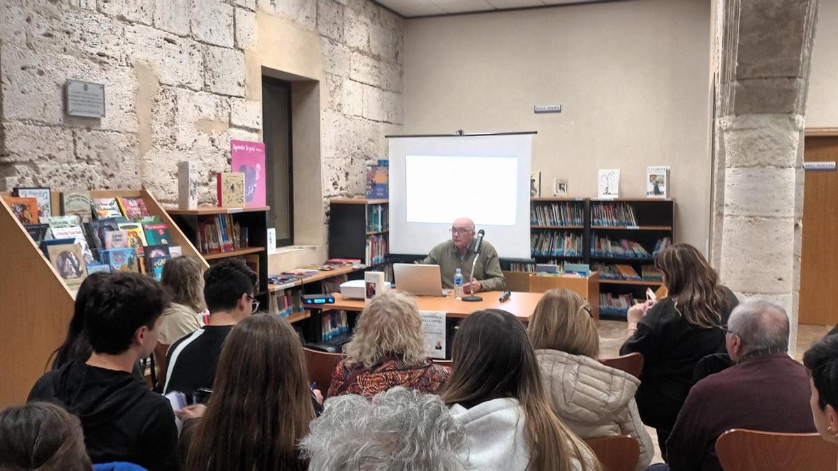 Una actividad en la biblioteca de Guadassuar, en una imagen de archivo.