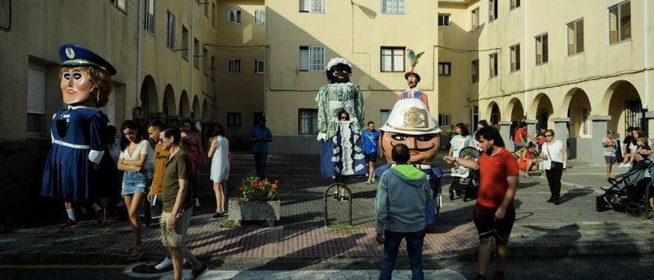 Gigantes y cabezudos, ayer por la tarde en Trabanca Sardiñeira. // Iñaki Abella