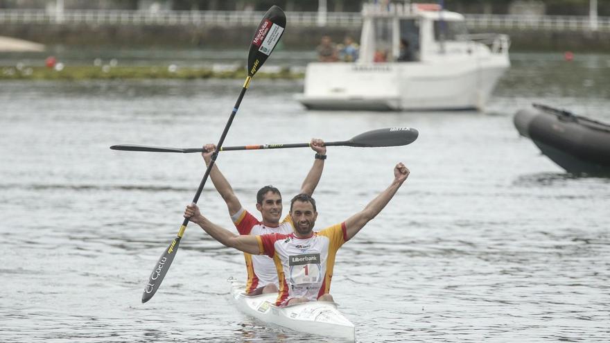 Walter Bouzán, delante, y Álvaro Fernández Fiuza, celebrando el triunfo en el Sella de 2017.