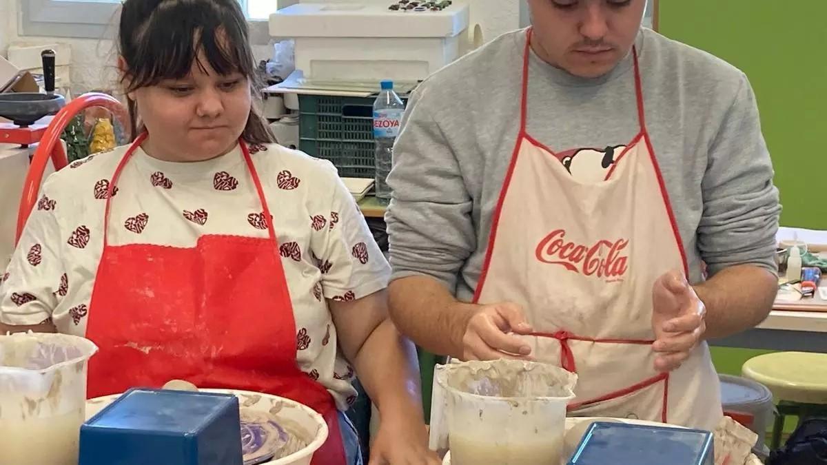 Alumnos desarrollando una clase de alfarería.