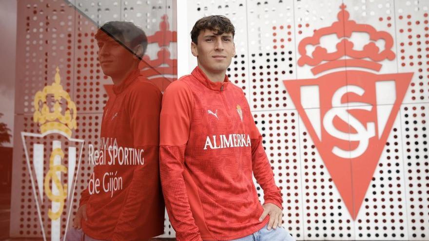 Enol Prendes, jugador del Sporting de Gijón Atlético, ante el play-off: "Es el año que mejor fútbol se juega en el filial"