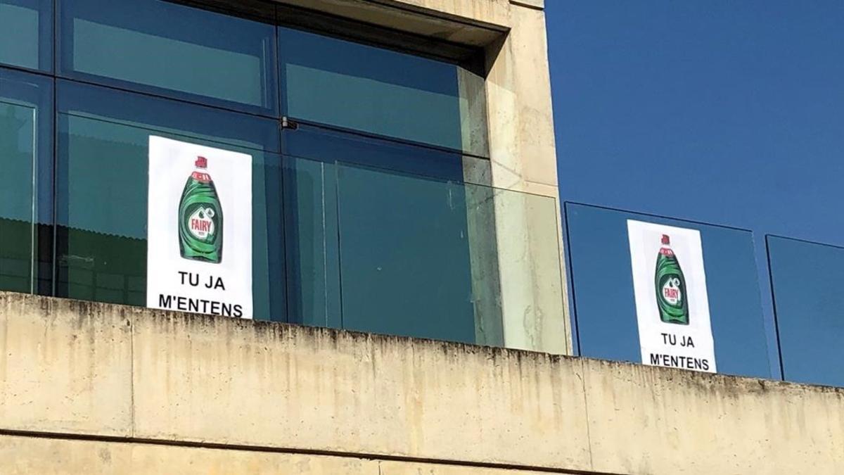 Carteles con una imagen del Fairy en el Ayuntamiento de Sant Fruitós del Bages.