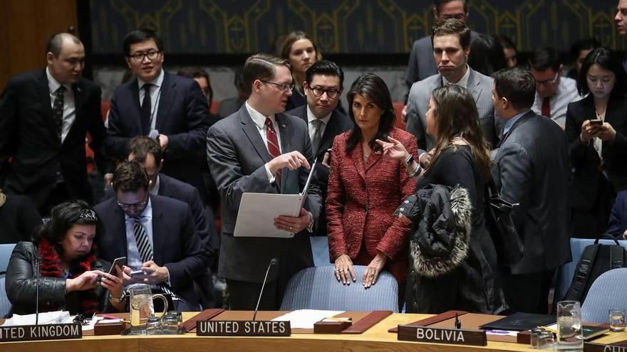 La embajadora de EE UU ante la ONU, Nikki Haley, rodeada de asesores, ayer, en el Consejo de Seguridad.