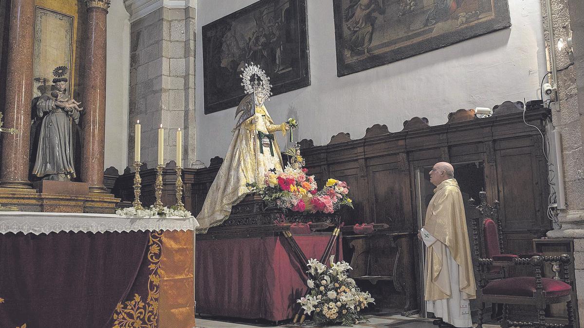 La Virgen de la Concha, sobre sus andas en la iglesia de San Vicente el Lunes de Pentecostés.