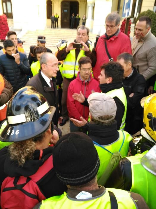 Encierro y protesta de los bomberos de Málaga por el nuevo calendario laboral