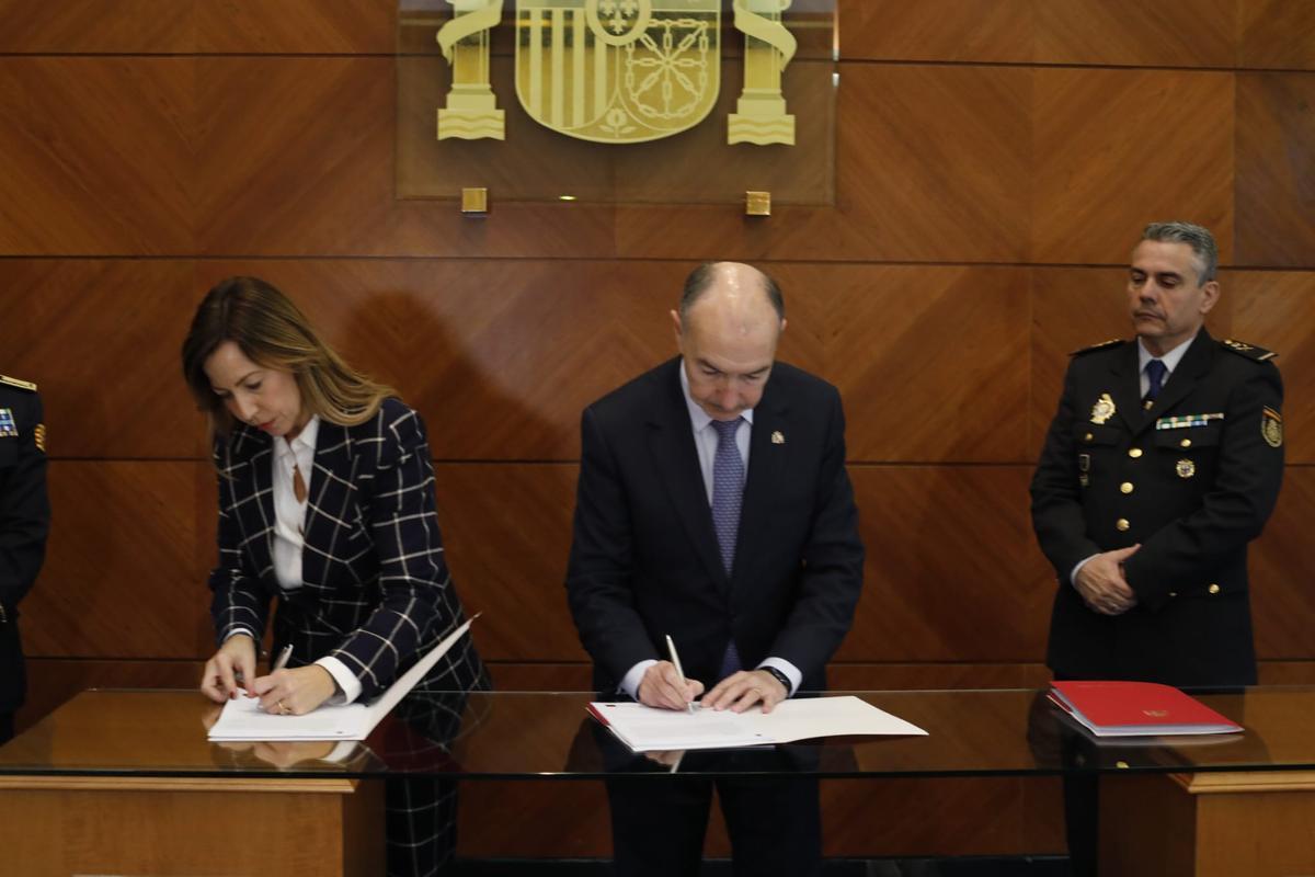 La alcaldesa de Zaragoza, Natalia Chueca, y el delegado del Gobierno en Aragón, Fernando Beltrán, firman el protocolo de entrada de Zaragoza al sistema Viogén, el 24 de noviembre de 2025.