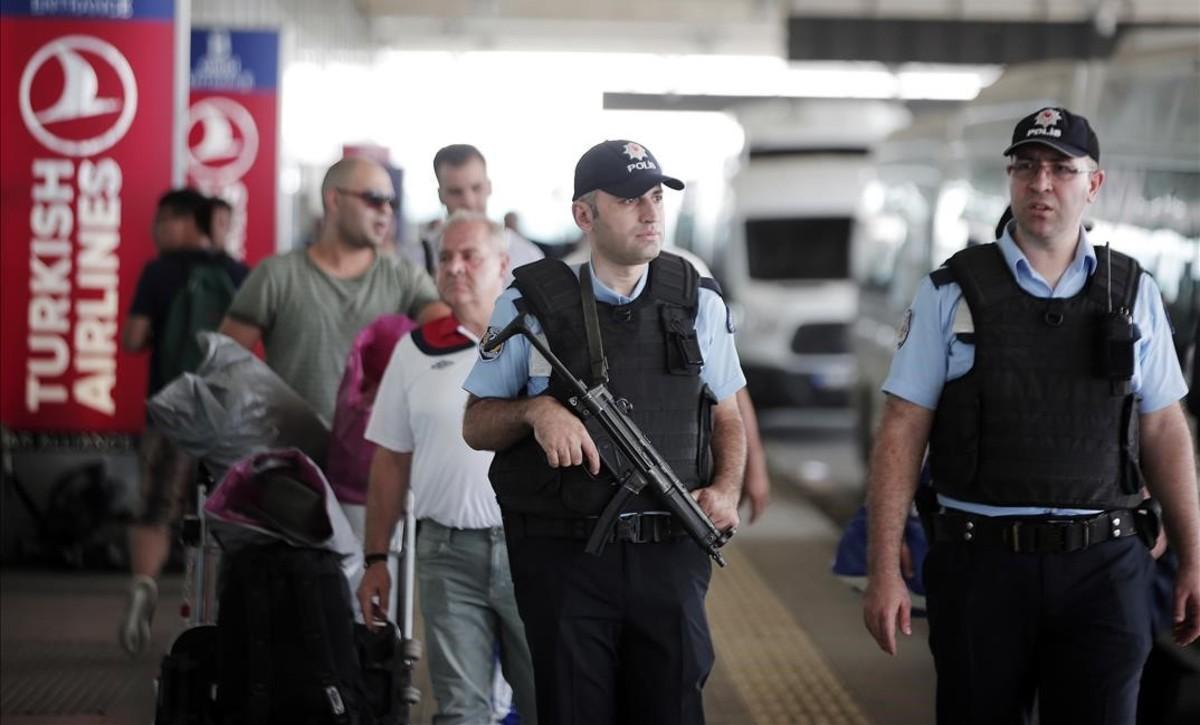 Policies patrullant fora de l’aeroport d’Ataturk.