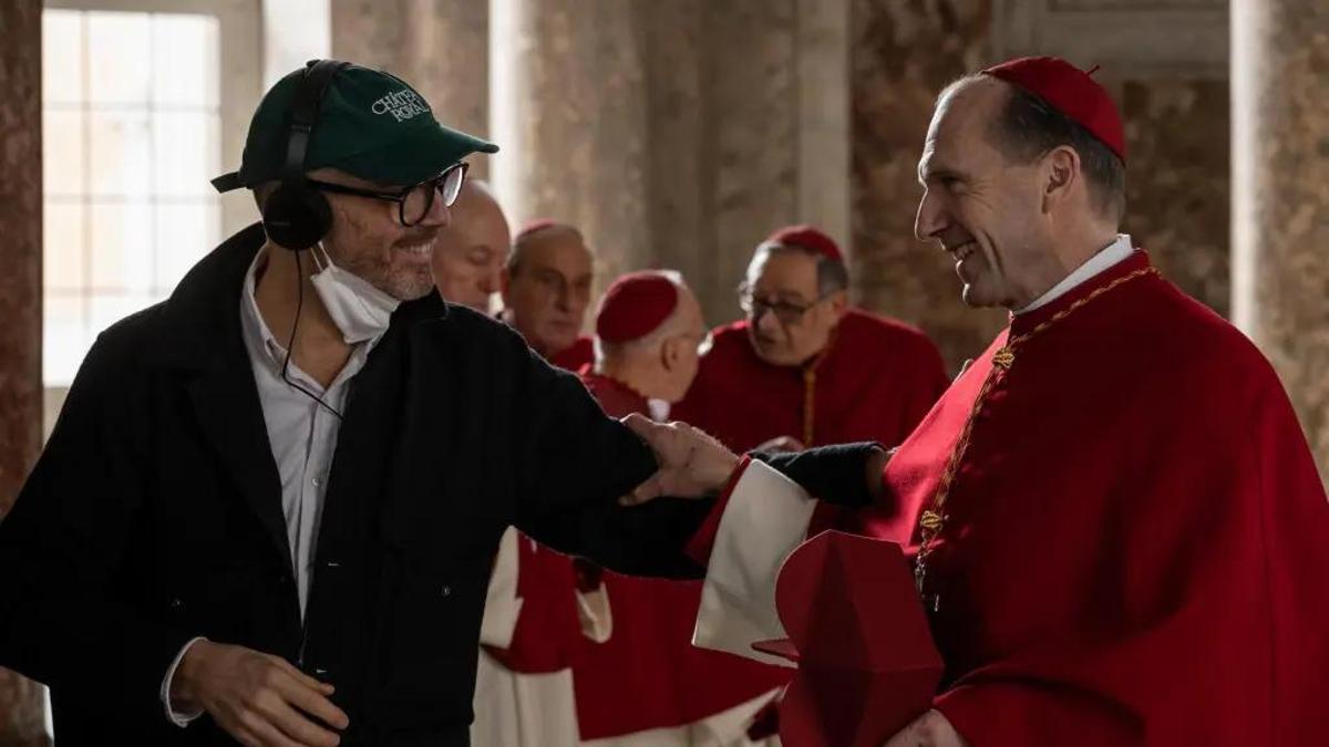 Berger en el rodaje de 'Cónclave' con Ralph Fiennes.