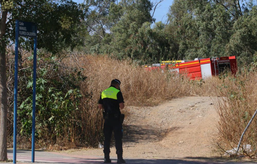 Un incendio se ha declarado en Málaga capital en el barrio de Soliva, el cual se ha extendido a El Cónsul, Los Asperones y a la parte sur del Puerto de la Torre, afectando  a descampados de matorrales