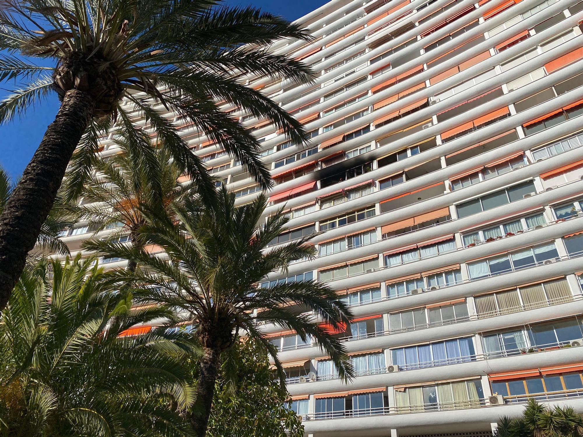 Fallece una mujer en un incendio en su casa en el edificio La Chicharra de Alicante