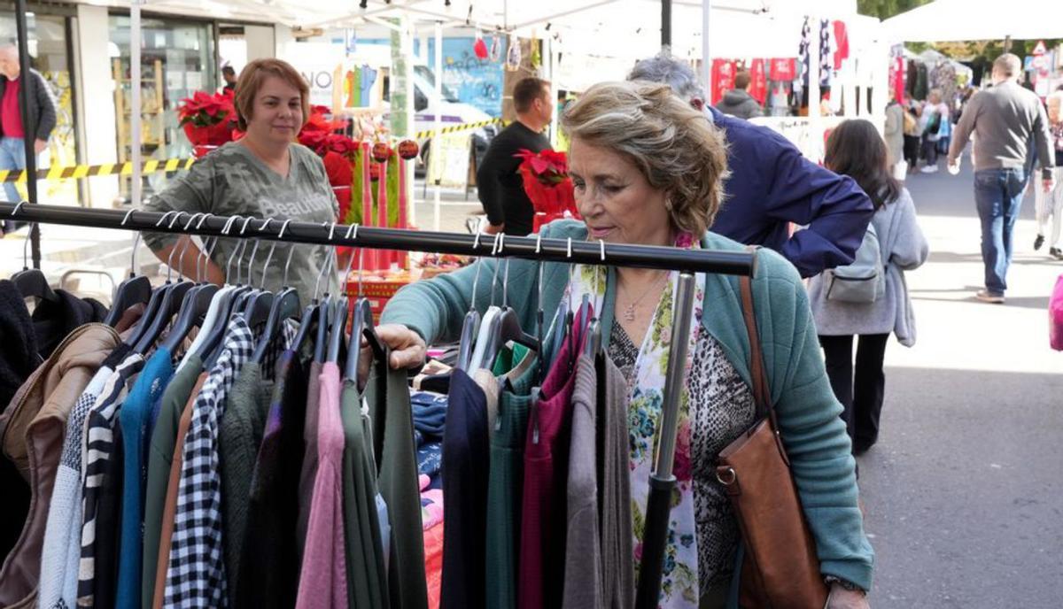 Una clienta observa prendas de moda de un comercio en Santa Rosa.