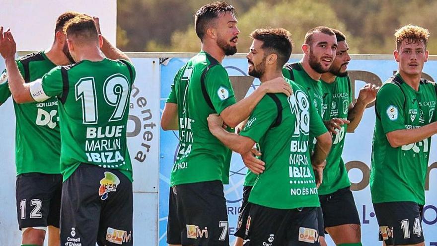 Los futbolistas del Sant Jordi celebran el gol de la victoria anotado por Diego.