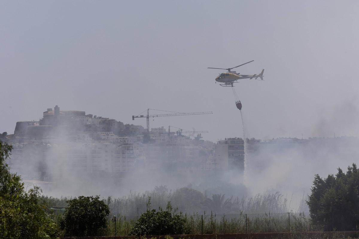 El operativo de emergencias localiza el origen del incendio de ses Feixes des Prat de ses Monges de Ibiza