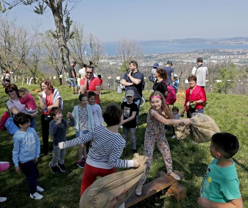 Numerosas familias participan en la Festa Miudiña en Monte dos Pozos, cita que realza el entretenimiento tradicional: sin cables ni teclas ni pantallas.