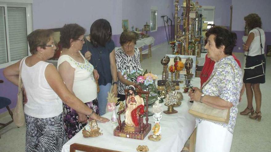 Vecinas de Morales visitan la exposición celebrada en el antiguo molino. Foto