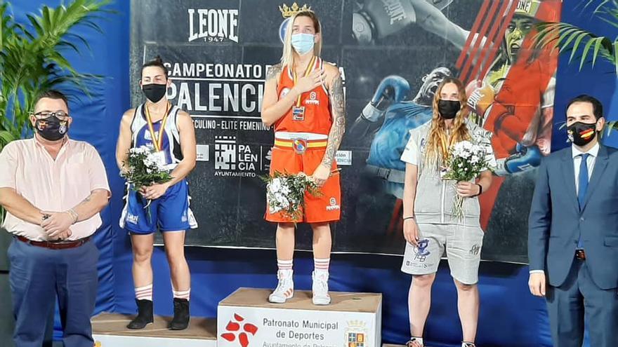 Melissa Tudge, en el podio del Campeonato Nacional de Boxeo.