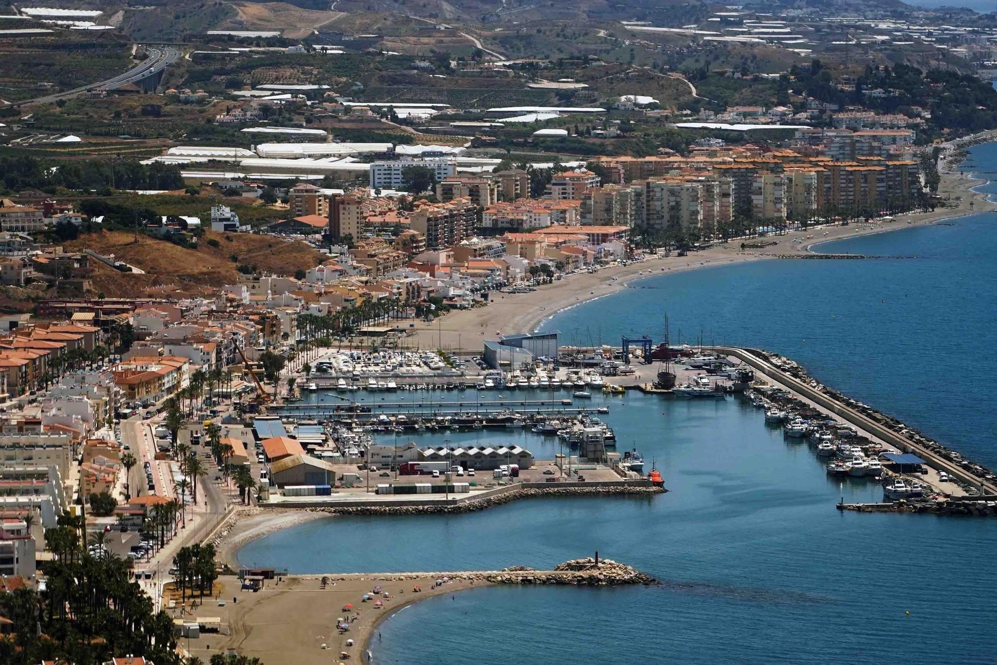 Puerto de La Caleta y las playas de Mezquitilla y Lagos.