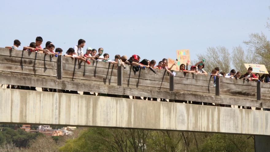 Alumnes d&#039;onze escoles verdes aboquen aigua al Ter al seu pas per Girona per reclamar que se n&#039;augmenti el cabal