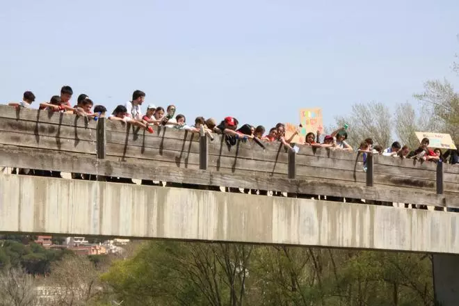 Alumnes d'onze escoles verdes aboquen aigua al Ter al seu pas per Girona per reclamar que se n'augmenti el cabal