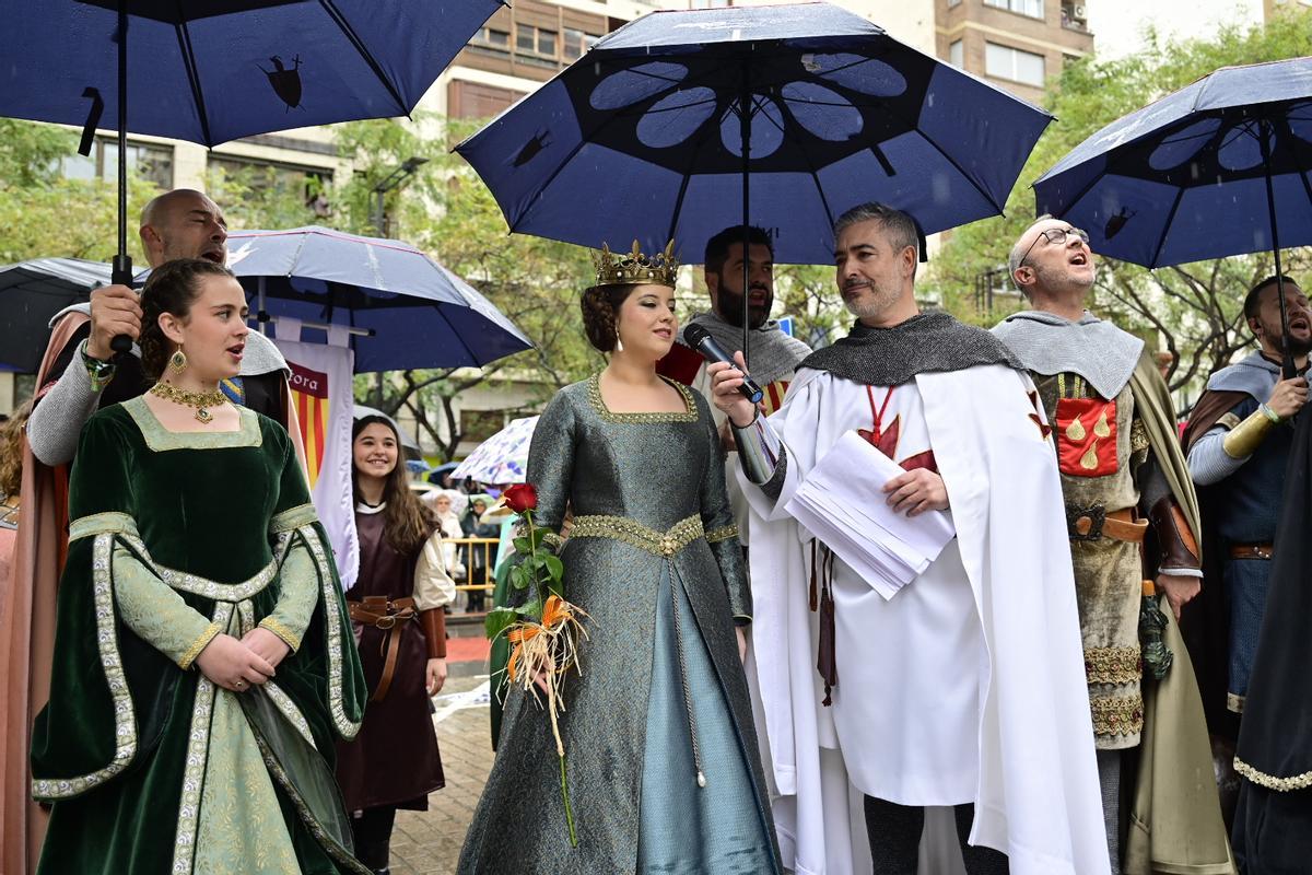 Galería de imágenes: La Germandat dels Cavallers de la Conquesta desafía a la lluvia para homenajear al monarca
