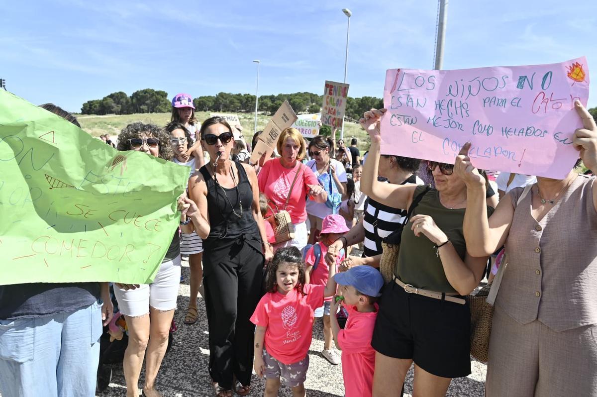 Familias del CPI Parque Venecia de Zaragoza protestan contra el calor en las aulas: "Los niños están en peligro"