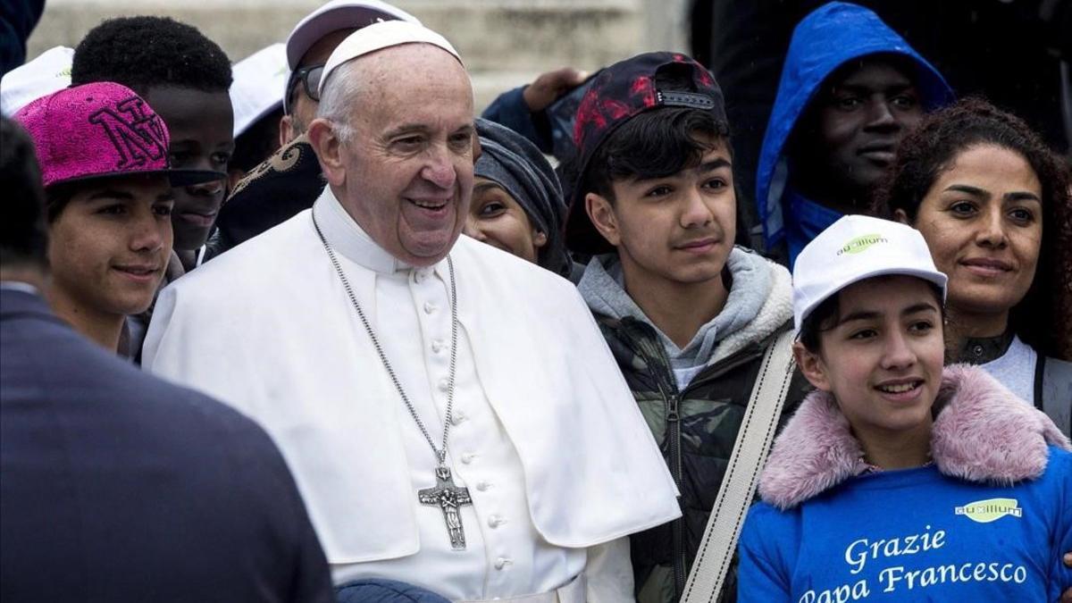 El Papa, rodeado de niños, esta semana, en el Vaticano.
