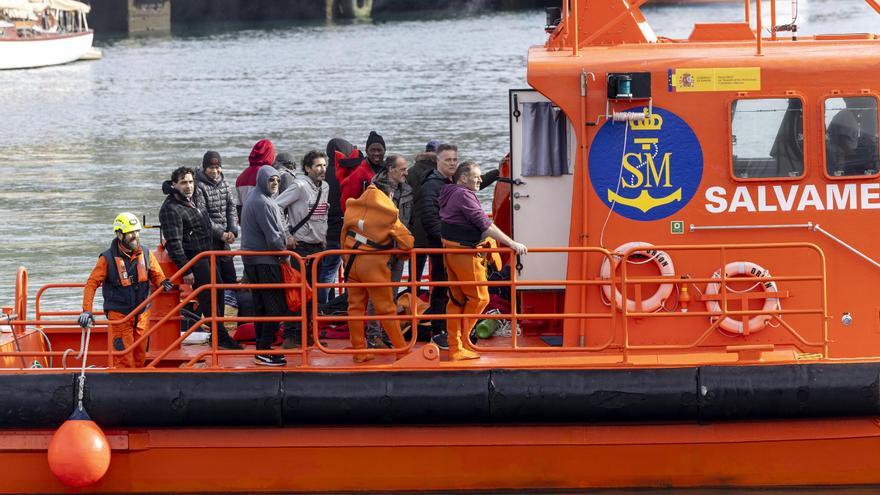 Rescatados los 14 tripulantes de un pesquero con armador de Burela tras una vía de agua frente a la costa vasca