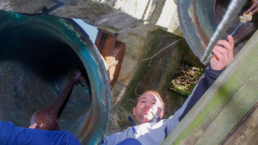 Alberto Castro en el 
campanario catoirense 
de San Miguel.   | // IÑAKI ABELLA