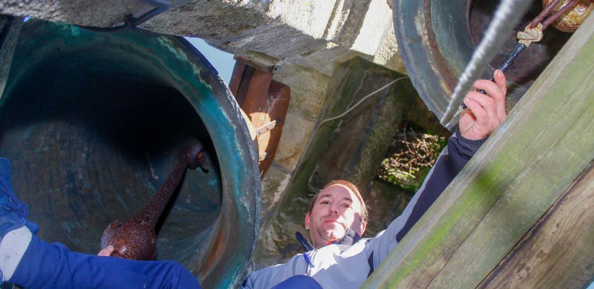 Alberto Castro en el 
campanario catoirense 
de San Miguel.   | // IÑAKI ABELLA