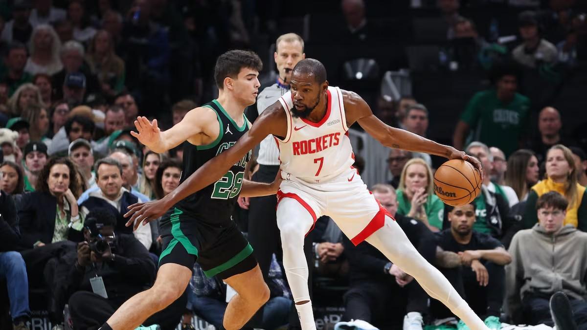 Hugo González enfrentandose a Kevin Durant en el partido entre Boston y Rockets de esta madrugada