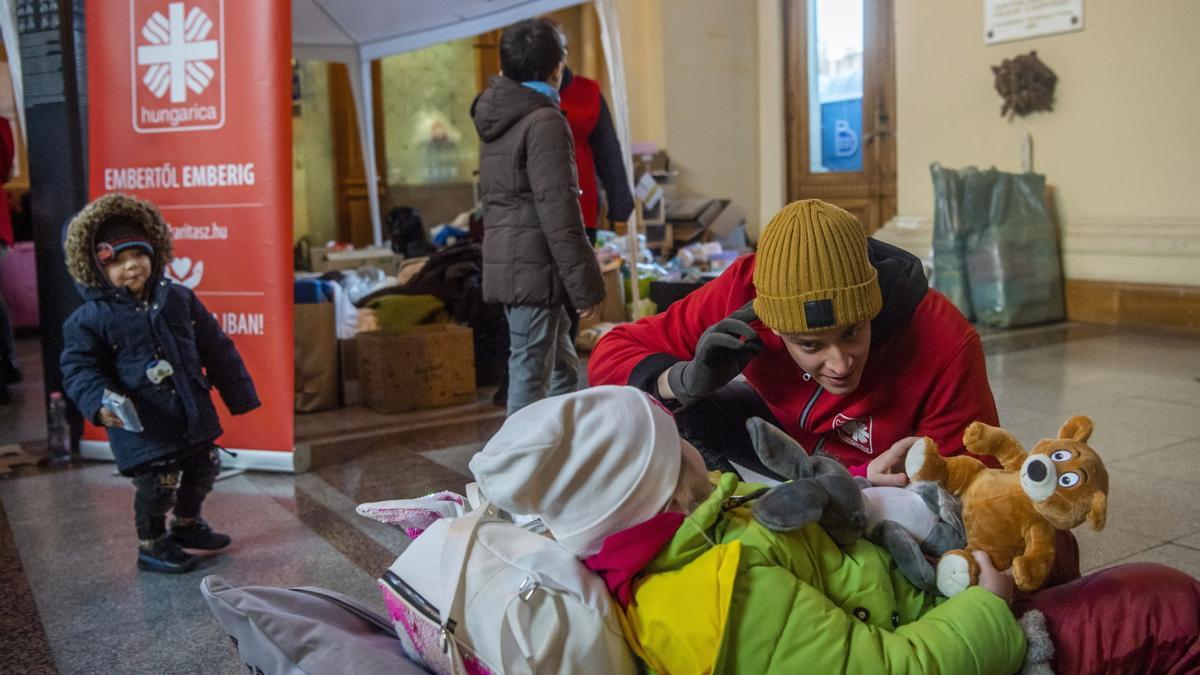 Refugiados de Ucrania en la estación de tren de Keleti en Budapest.