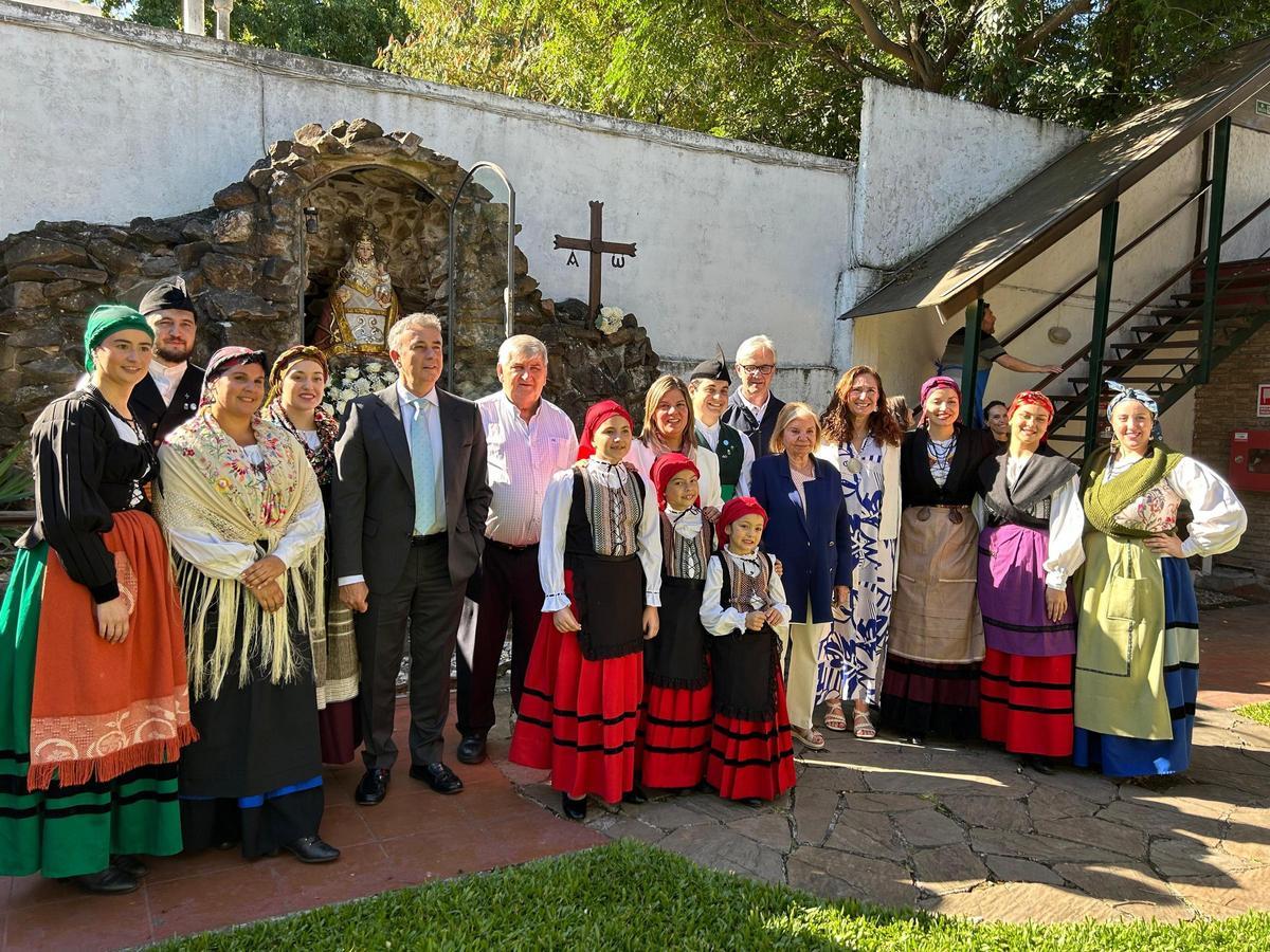 La delegación asturiana posa con integrantes del grupo folclórico "Les madreñes" ante la Santina del Centro Asturiano de Montevideo.