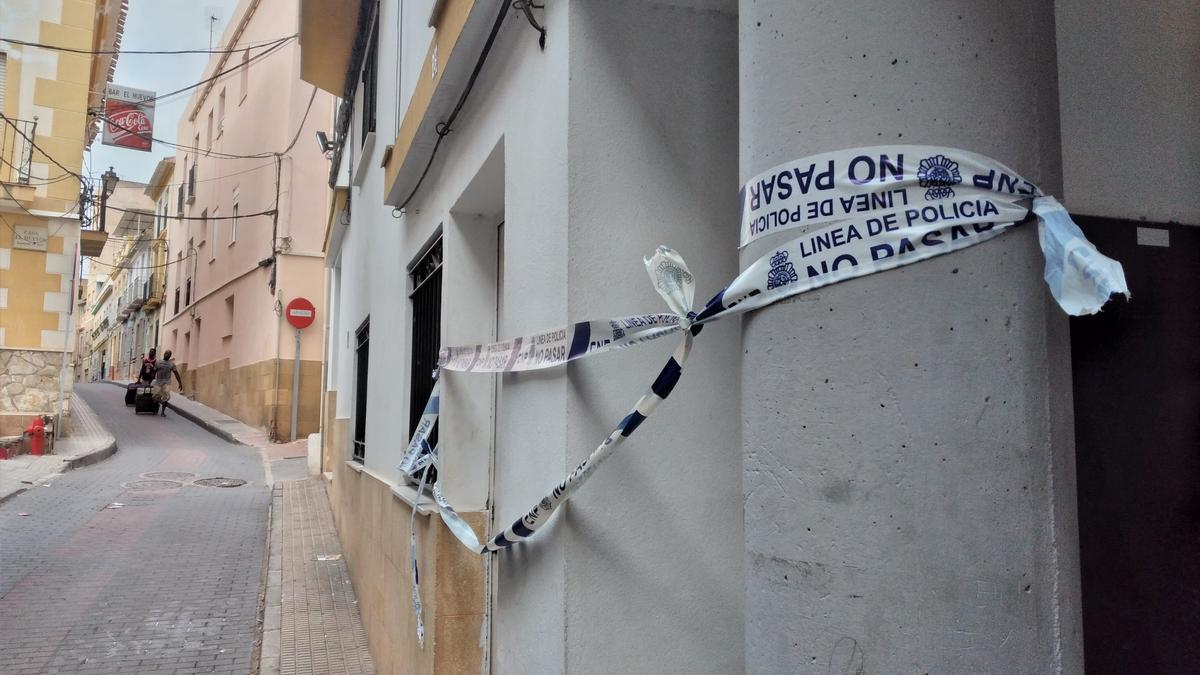 Vivienda acordonada por la Policía Nacional, en pleno casco histórico de Lorca