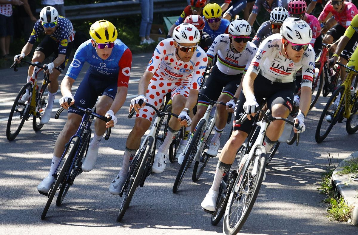 (France), 08/07/2025.- Belgian rider Tim Wellens (C) of UAE Team Emirates in action during the 4th stage of the Tour de France cycling race over 174.2km from Amiens to Rouen, France, 08 July 2025. (Ciclismo, Francia) EFE/EPA/MARTIN DIVISEK
