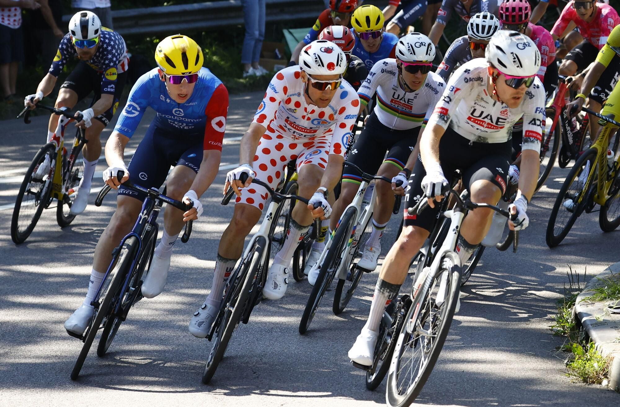 (France), 08/07/2025.- Belgian rider Tim Wellens (C) of UAE Team Emirates in action during the 4th stage of the Tour de France cycling race over 174.2km from Amiens to Rouen, France, 08 July 2025. (Ciclismo, Francia) EFE/EPA/MARTIN DIVISEK