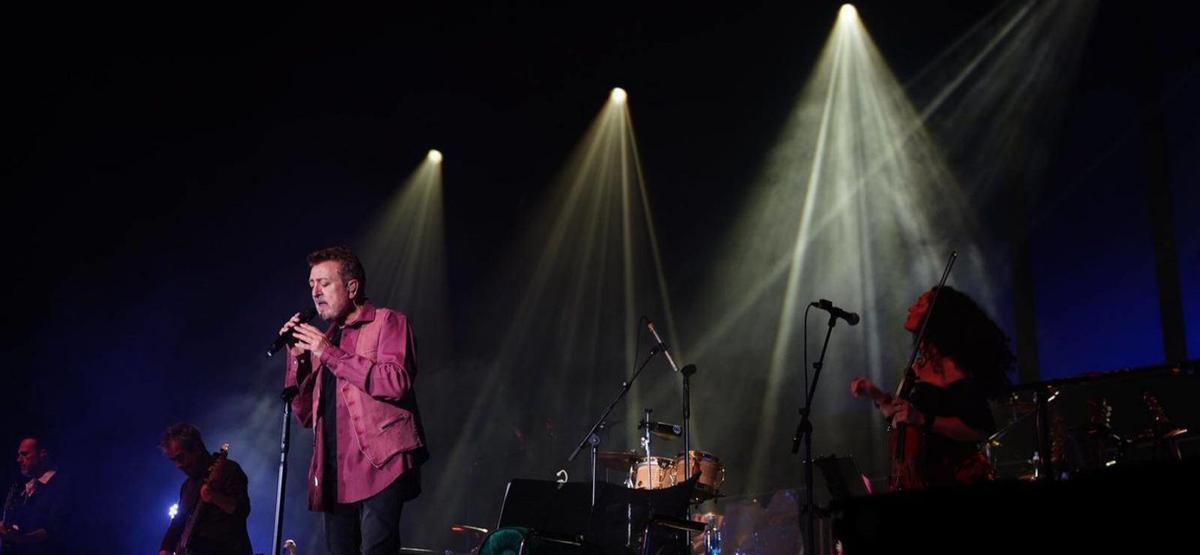 El público volvió a entusiasmarse con la sensibilidad musical de Manolo García en El Silo.