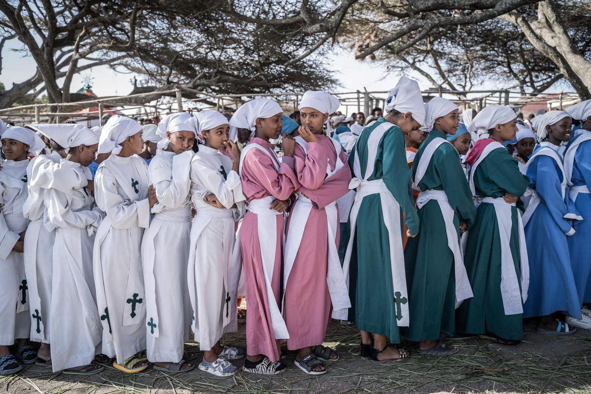 Los devotos ortodoxos etíopes asisten a una oración durante la celebración de la Epifanía de Etiopía en la orilla del lago Batu, Etiopía