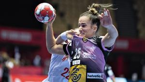 Nerea Pena, frenada por una jugadora checa