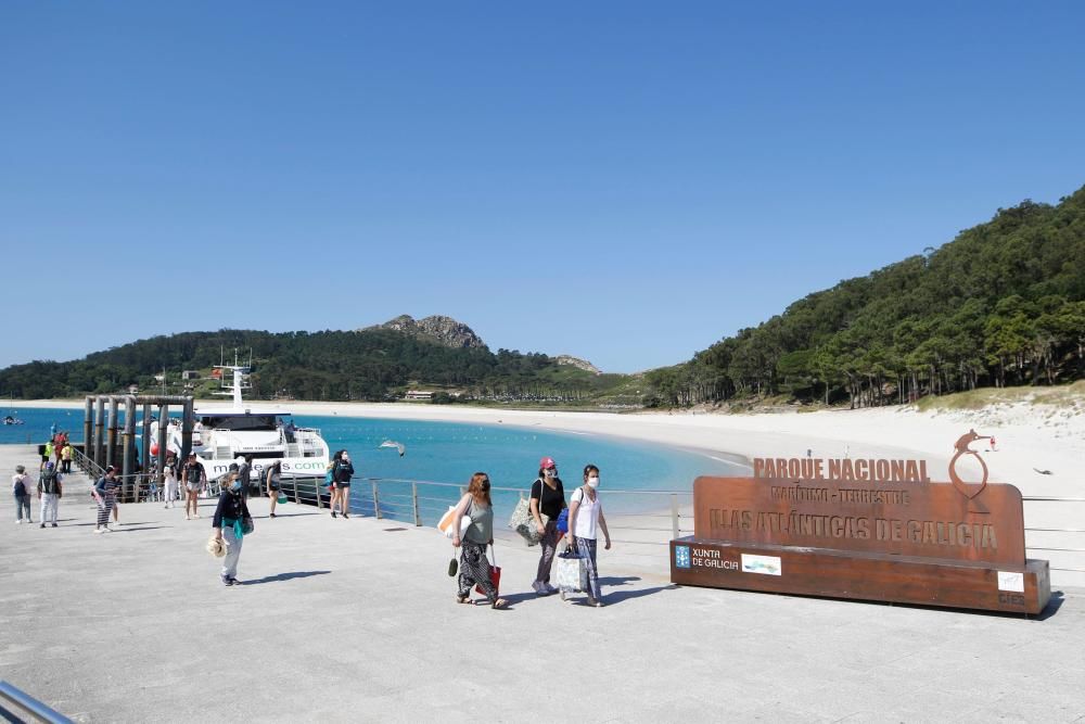 Cíes recibe a los primeros visitantes desde Vigo y Cangas. // Alba Villar | Santos Álvarez