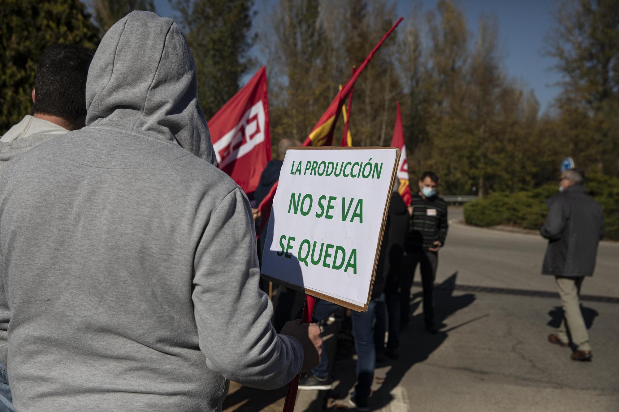 Una vintena de treballadors tallen la carretera d'Anglès per protestar contra la deslocalització de l'empresa tèxtil