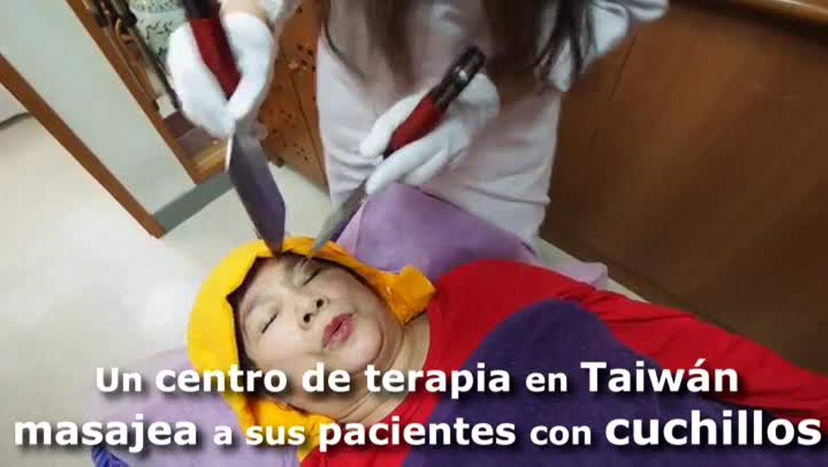 Angelina Hsiao treballa en una habitació silenciosa del centre de Taipei on fa massatges a l’esquena, el cap i la cara dels seus pacients amb ganivets sense afilar en un intent d’alleujar-los el dolor.