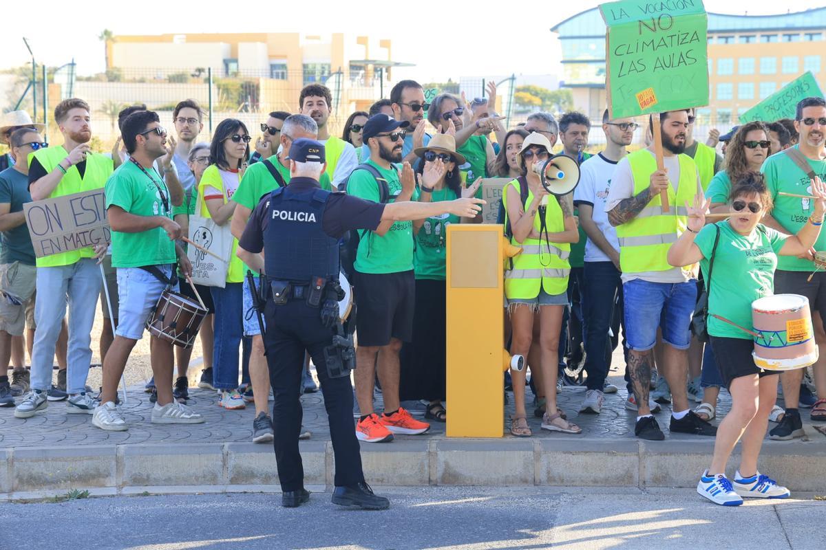 Profesores llevan su protesta a Ciudad de la Luz durante la visita de Pérez Llorca