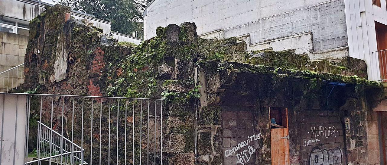 Solar con una construcción ruinosa en el número 43 de la calle Ferrería, en el Casco Vello.