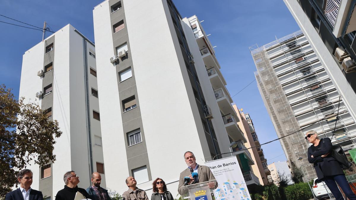 El alcalde, ante los bloques de viviendas reformados